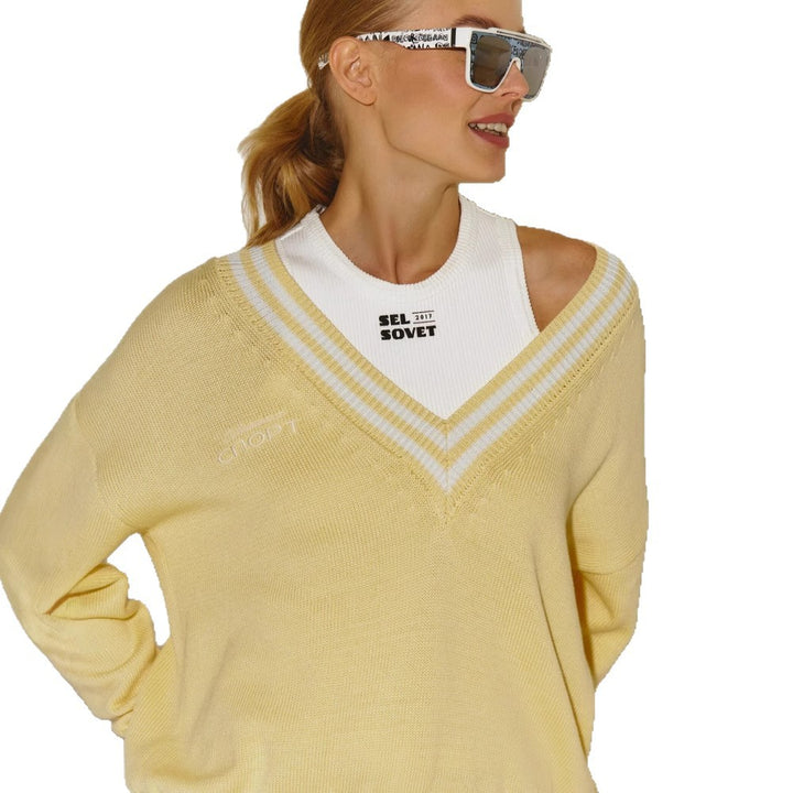 Kvinnors oversized stickad tröja med V-hals och sportiga detaljer Mirla-Eva Jonsson