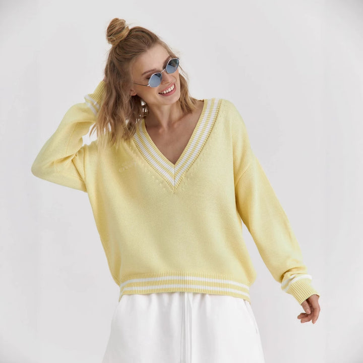 Kvinnors oversized stickad tröja med V-hals och sportiga detaljer Mirla-Eva Jonsson