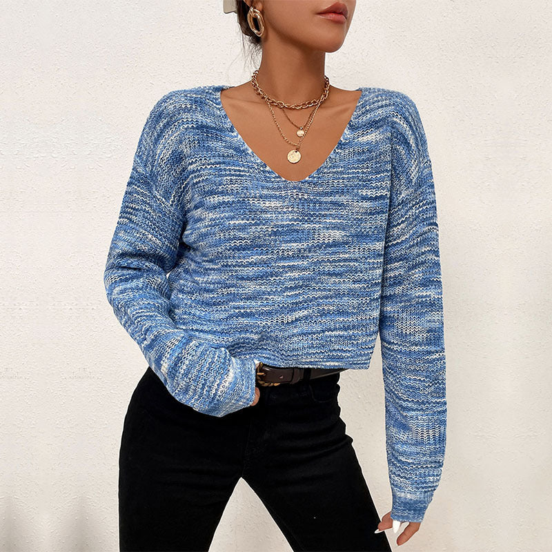 Kvinnors oversized stickad tröja med asymmetrisk halsringning och modernt mönster Mirla-Eva Jonsson