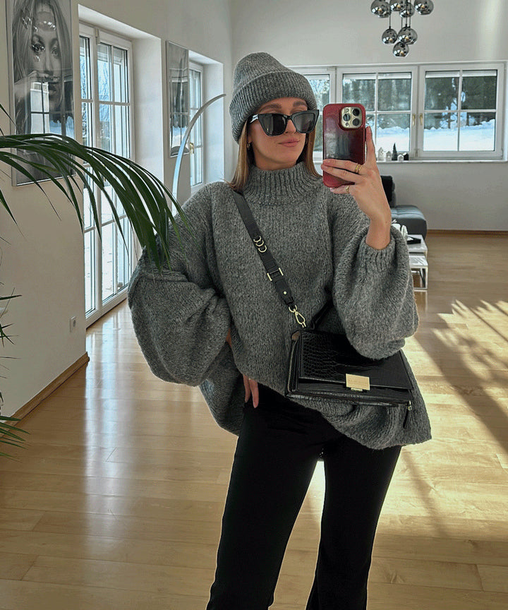Kvinnors oversized stickad tröja med en mysig passform och moderna ärmar Mirla-Eva Jonsson