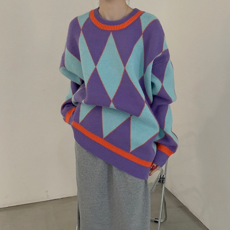 Kvinnors oversized stickad tröja med geometriskt mönster och färgkontraster Mirla-Eva Jonsson