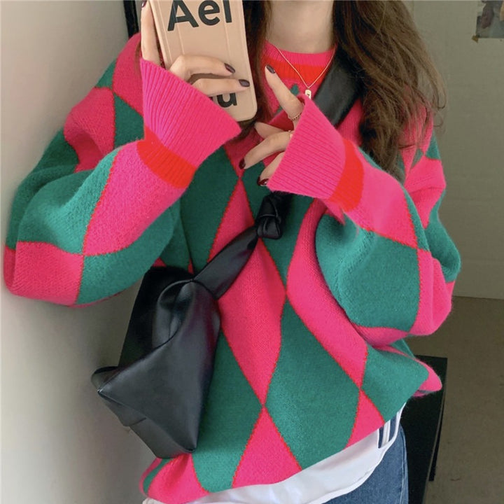 Kvinnors oversized stickad tröja med geometriskt mönster och färgkontraster Mirla-Eva Jonsson