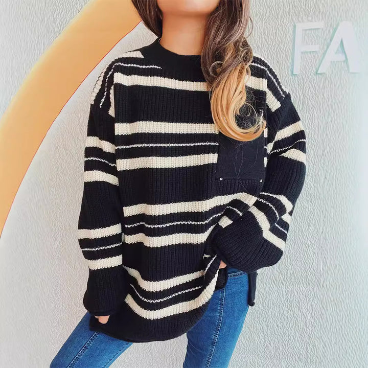 Kvinnors oversized stickad tröja med moderna ränder Mirla-Eva Jonsson