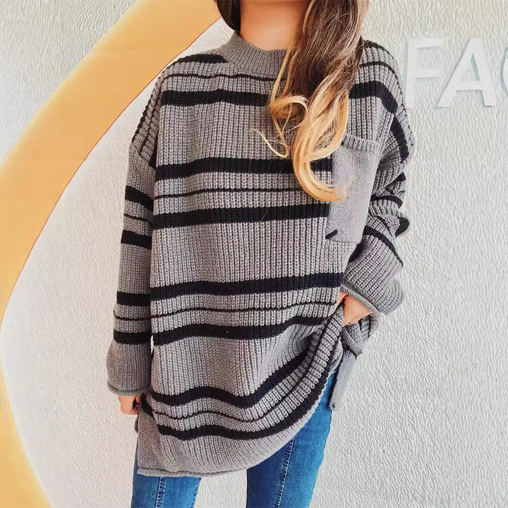 Kvinnors oversized stickad tröja med moderna ränder Mirla-Eva Jonsson
