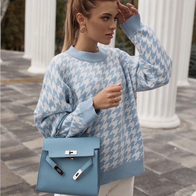 Kvinnors oversized stickad tröja med modernt houndstooth-mönster och avslappnad passform Mirla-Eva Jonsson