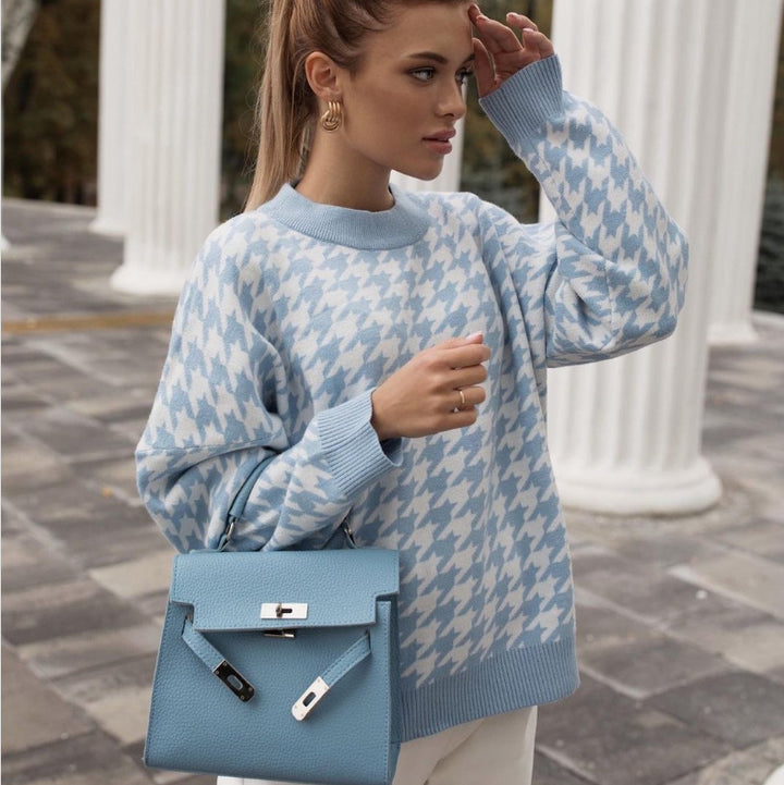 Kvinnors oversized stickad tröja med modernt houndstooth-mönster och avslappnad passform Mirla-Eva Jonsson