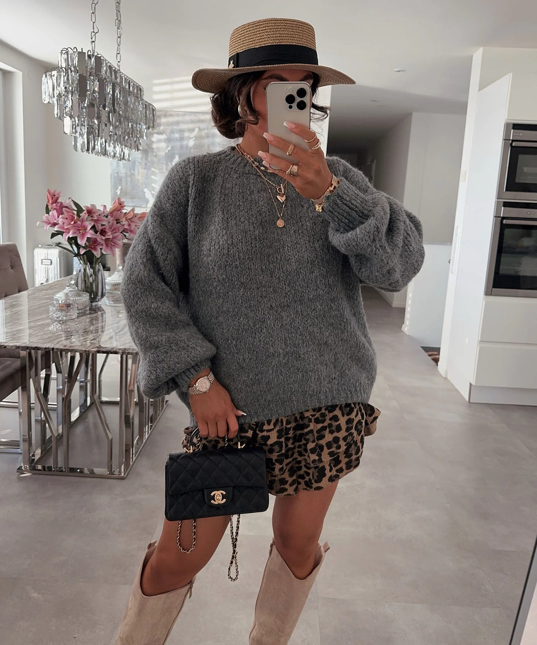 Kvinnors oversized stickad tröja med voluminösa ärmar och modern design Mirla-Eva Jonsson