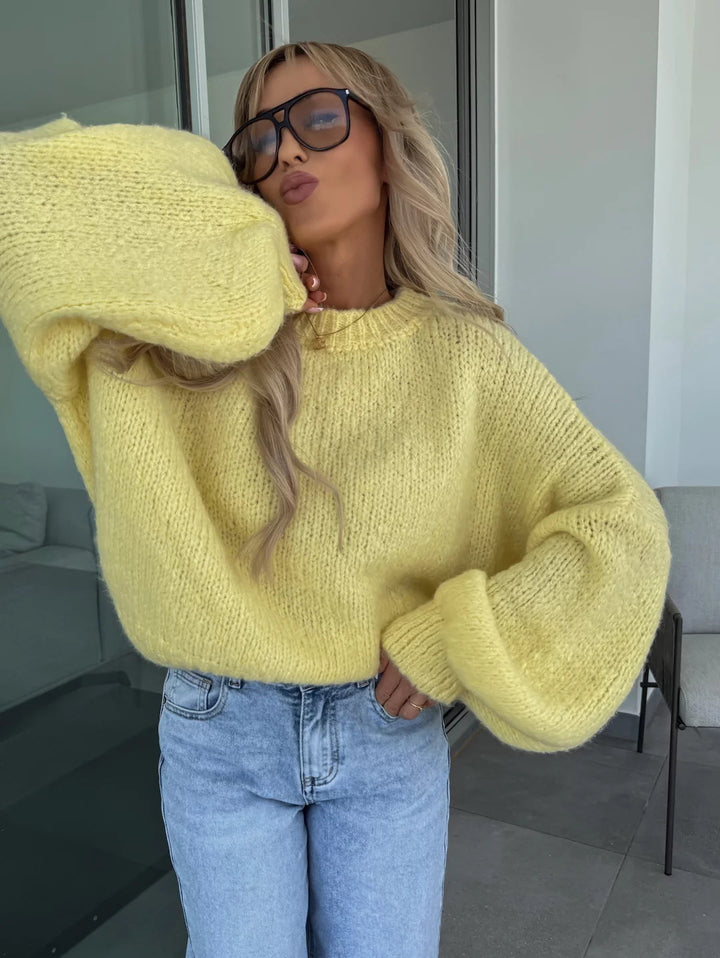 Kvinnors oversized stickad tröja med voluminösa ärmar och modern design Mirla-Eva Jonsson