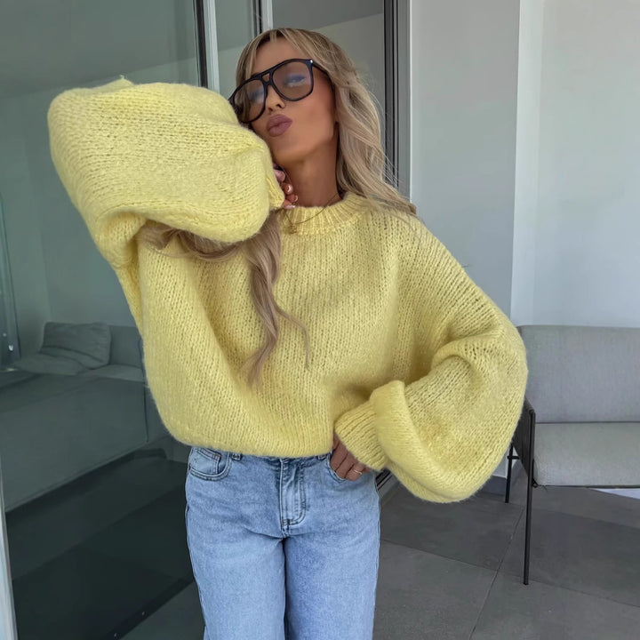 Kvinnors oversized stickad tröja med voluminösa ärmar och modern design Mirla-Eva Jonsson