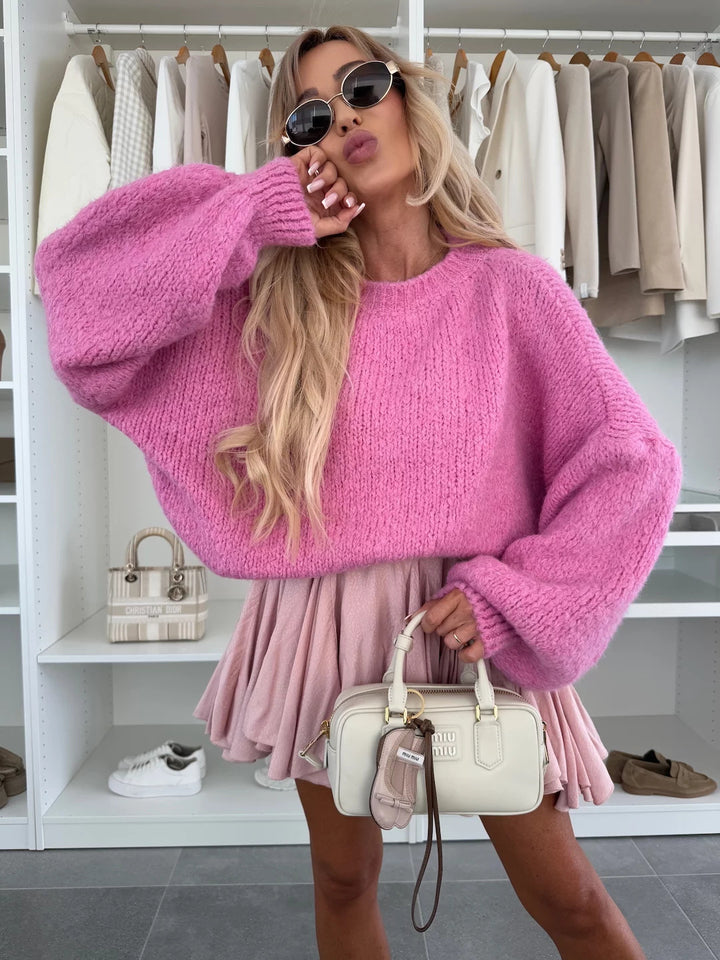 Kvinnors oversized stickad tröja med voluminösa ärmar och modern design Mirla-Eva Jonsson