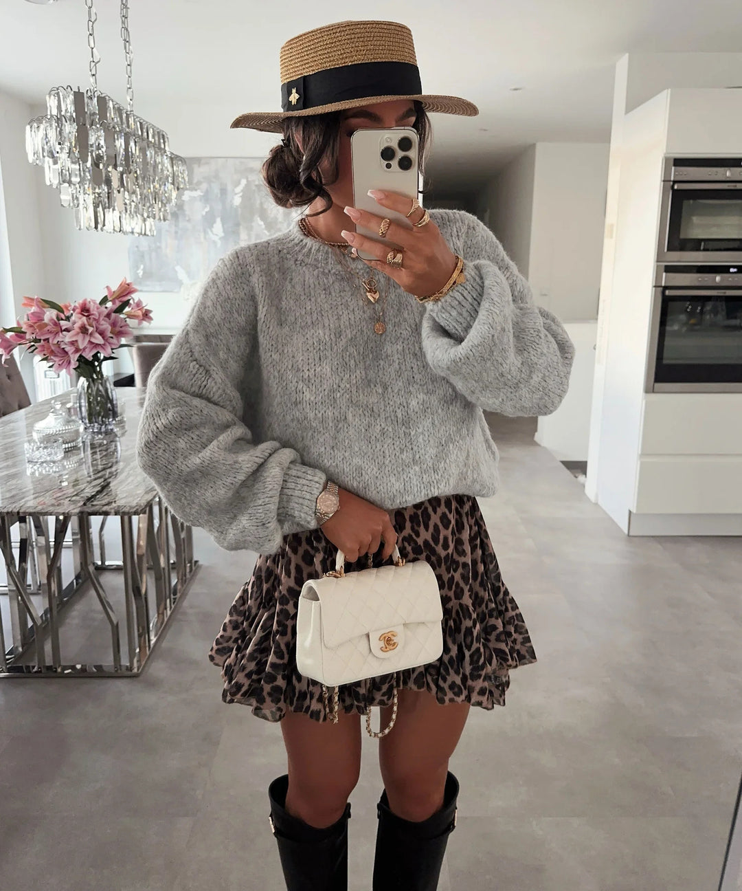 Kvinnors oversized stickad tröja med voluminösa ärmar och modern design Mirla-Eva Jonsson