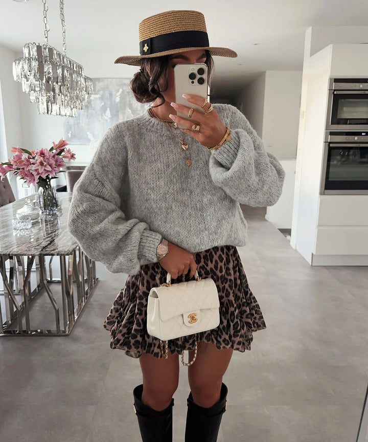 Kvinnors oversized stickad tröja med voluminösa ärmar och modern design Mirla-Eva Jonsson