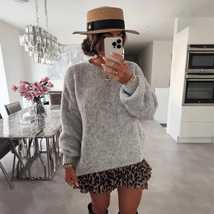 Kvinnors oversized stickad tröja med voluminösa ärmar och modern design Mirla-Eva Jonsson