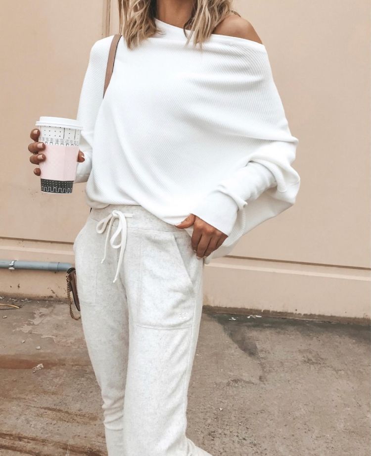 Kvinnors oversized sweatshirt med asymmetrisk halsringning och avslappnad passform Mirla-Eva Jonsson