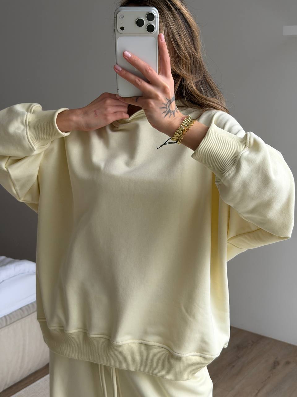 Kvinnors oversized sweatshirt med avslappnad passform och breda manschetter-Eva Jonsson
