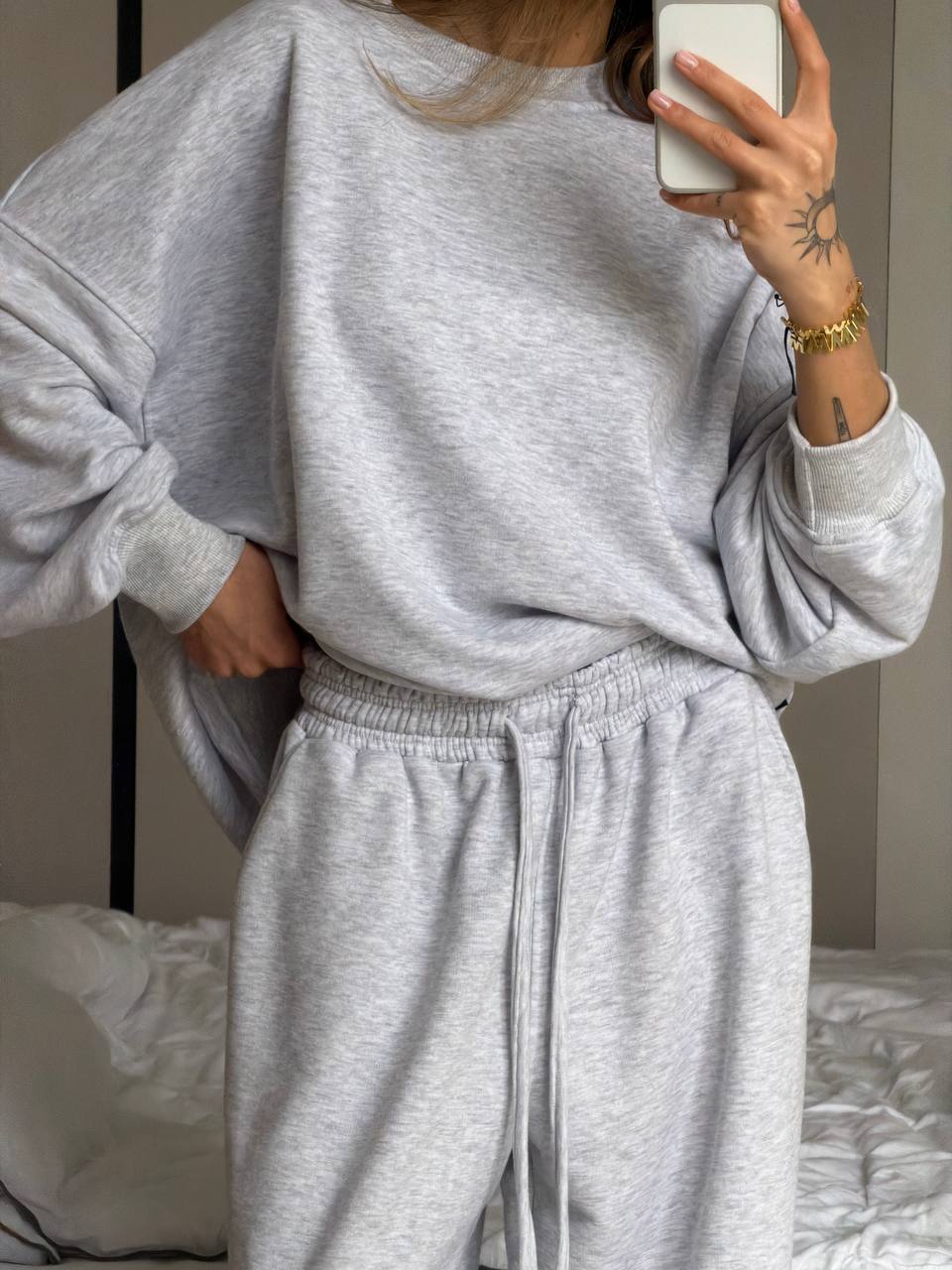 Kvinnors oversized sweatshirt med avslappnad passform och breda manschetter-Eva Jonsson