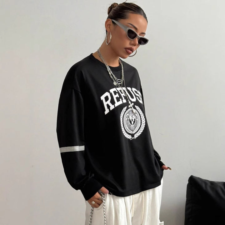 Kvinnors oversized sweatshirt med breda bokstäver och dekorativa accenter Mirla-Eva Jonsson