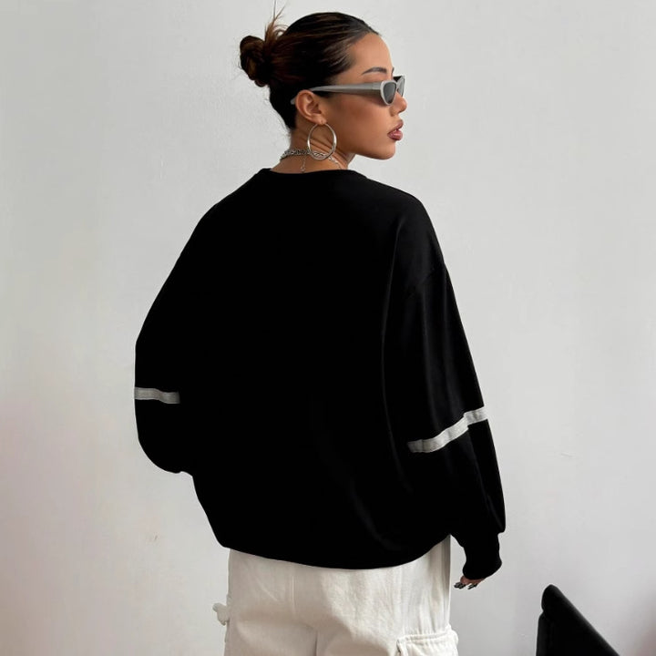 Kvinnors oversized sweatshirt med breda bokstäver och dekorativa accenter Mirla-Eva Jonsson