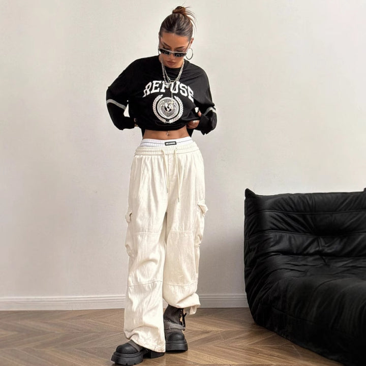 Kvinnors oversized sweatshirt med breda bokstäver och dekorativa accenter Mirla-Eva Jonsson