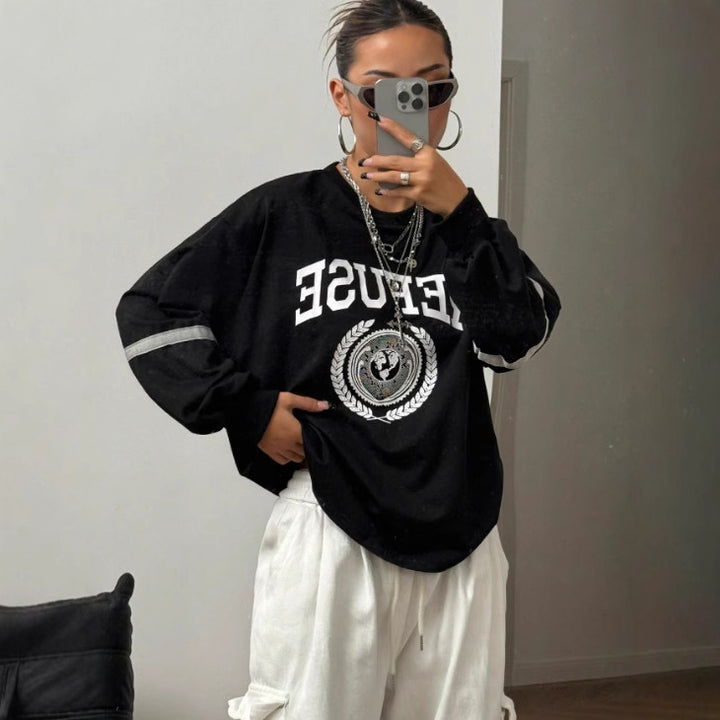 Kvinnors oversized sweatshirt med breda bokstäver och dekorativa accenter Mirla-Eva Jonsson