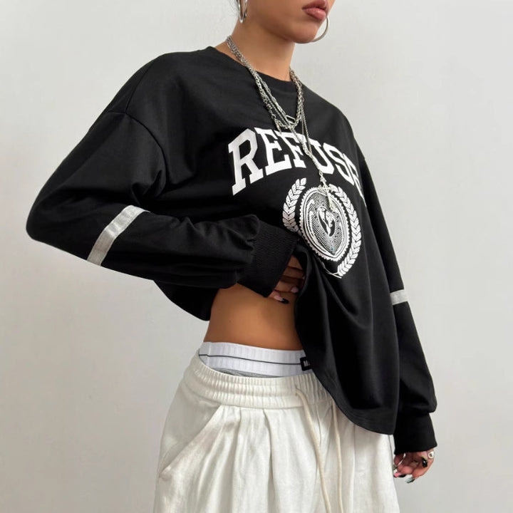 Kvinnors oversized sweatshirt med breda bokstäver och dekorativa accenter Mirla-Eva Jonsson