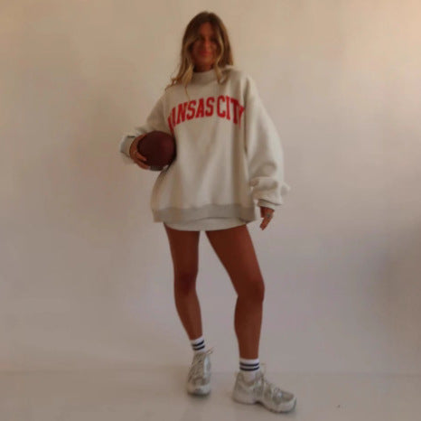 Kvinnors oversized sweatshirt med en söt björnmotiv Mirla-Eva Jonsson