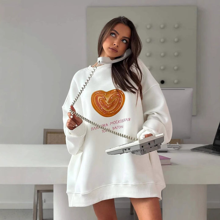 Kvinnors oversized sweatshirt med kreativt hjärtdesign och avslappnad passform Mirla-Eva Jonsson