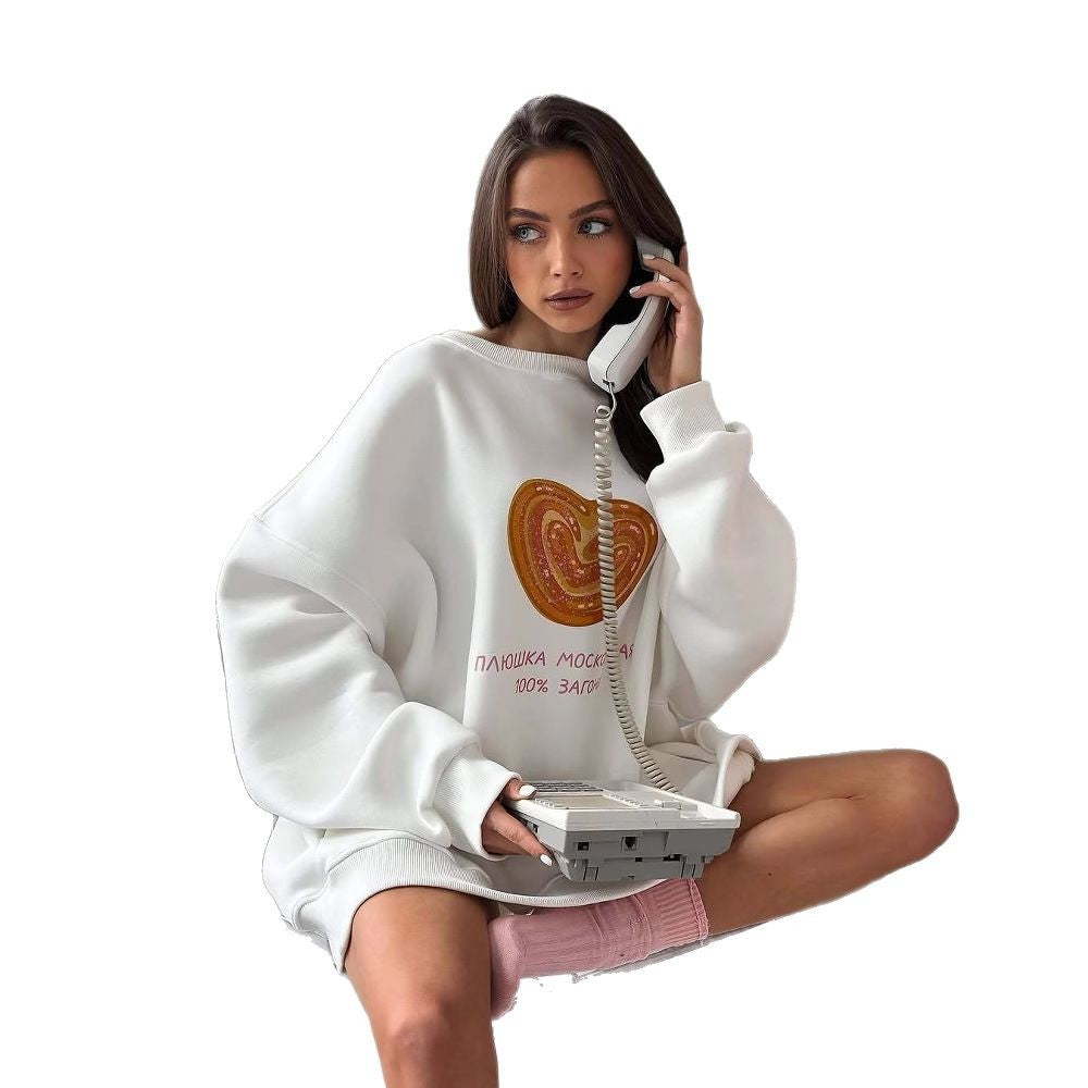 Kvinnors oversized sweatshirt med kreativt hjärtdesign och avslappnad passform Mirla-Eva Jonsson