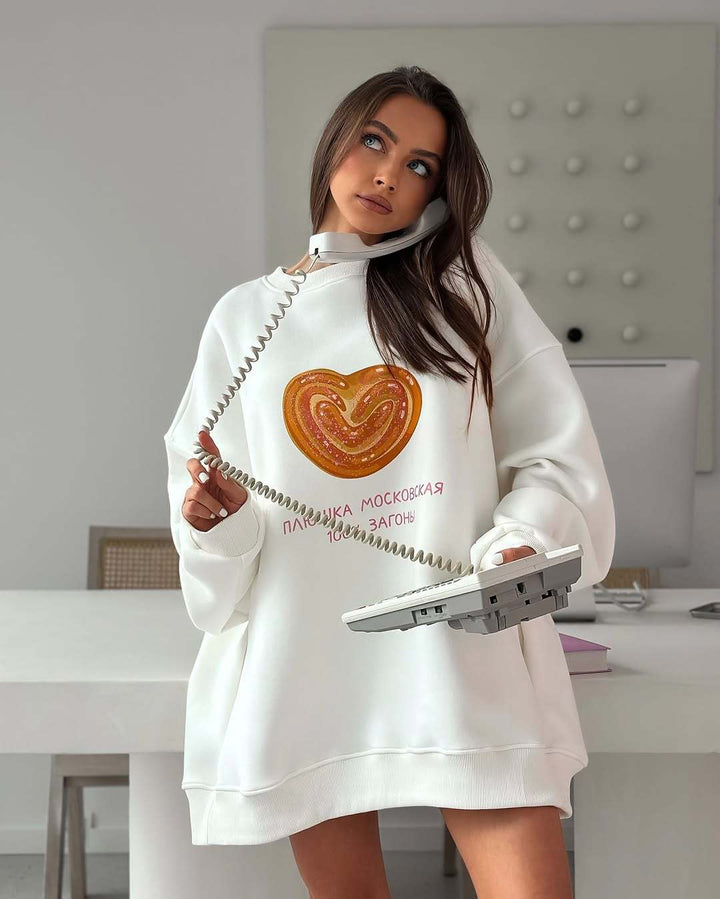 Kvinnors oversized sweatshirt med kreativt hjärtdesign och avslappnad passform Mirla-Eva Jonsson