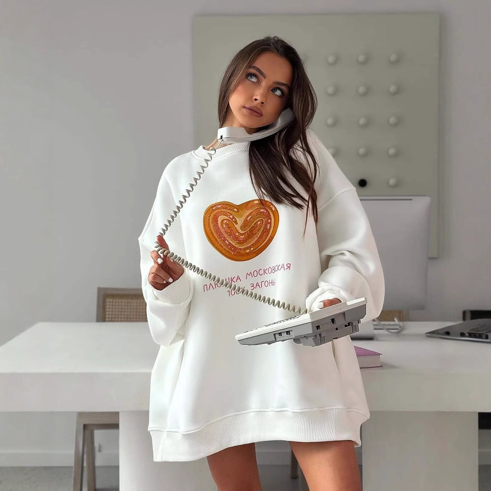 Kvinnors oversized sweatshirt med kreativt hjärtdesign och avslappnad passform Mirla-Eva Jonsson