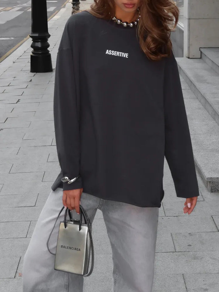 Kvinnors oversized sweatshirt med modern inskription Mirla-Eva Jonsson