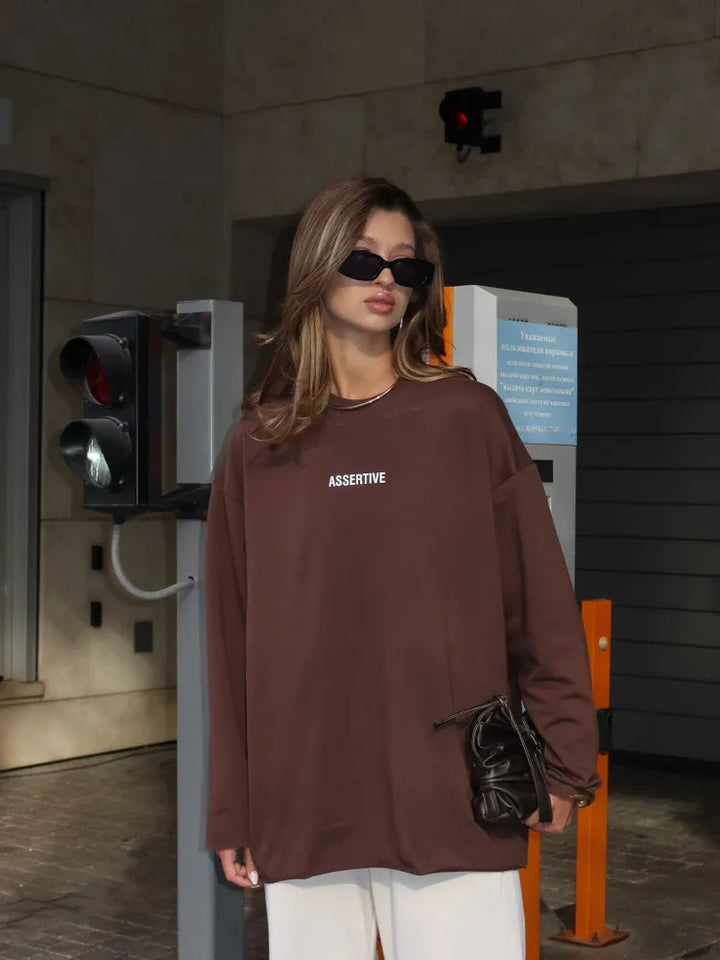 Kvinnors oversized sweatshirt med modern inskription Mirla-Eva Jonsson