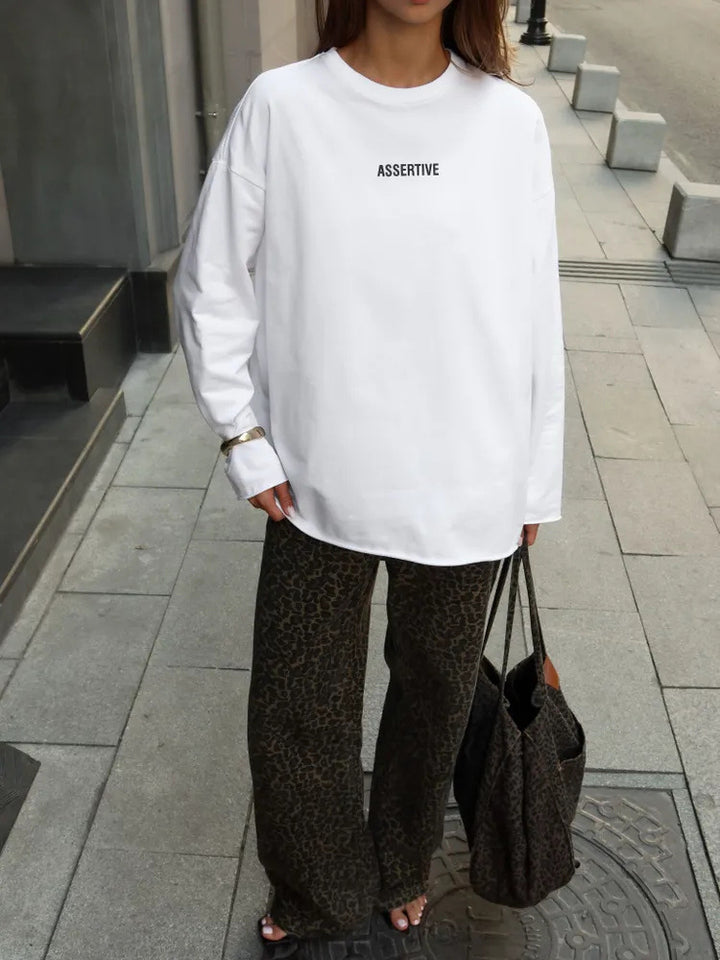Kvinnors oversized sweatshirt med modern inskription Mirla-Eva Jonsson