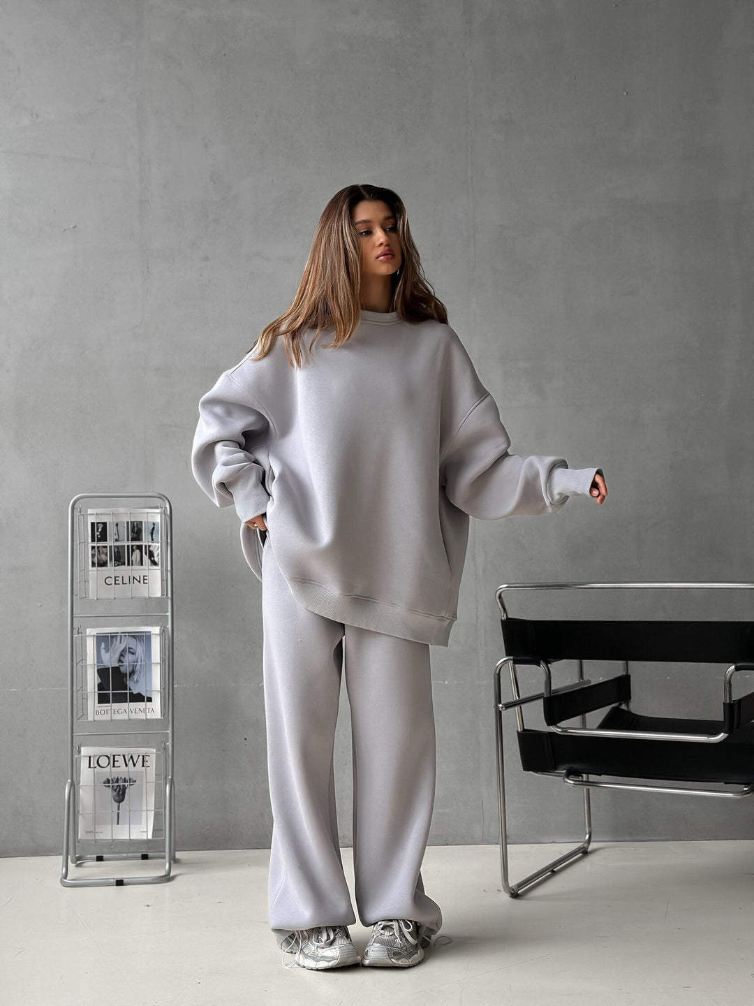 Kvinnors oversized sweatshirt och breda joggingsbyxor kombination Mirla-Eva Jonsson