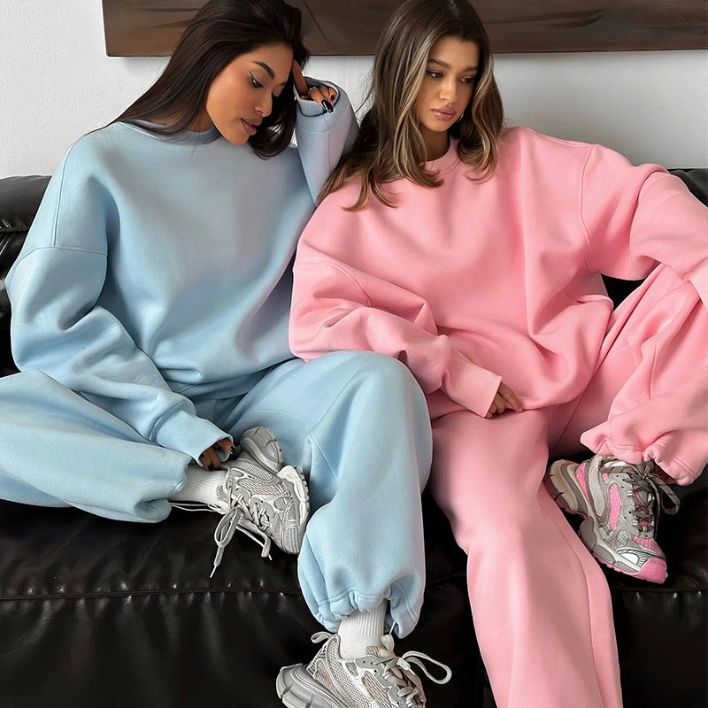 Kvinnors oversized sweatshirt och breda joggingsbyxor kombination Mirla-Eva Jonsson