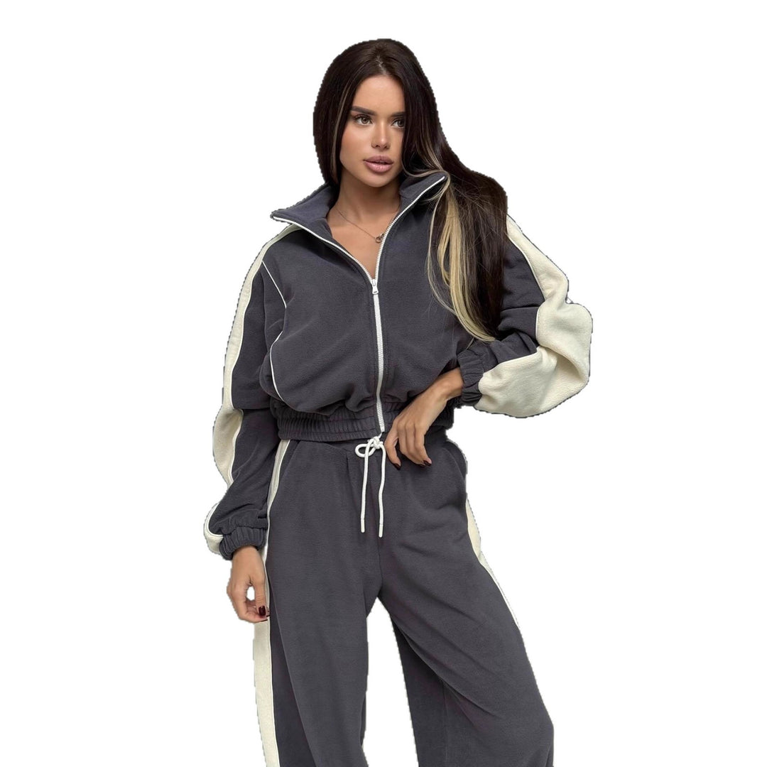 Kvinnors oversized träningsdräkt med grafiskt tryck och vida byxor Mirla-Eva Jonsson