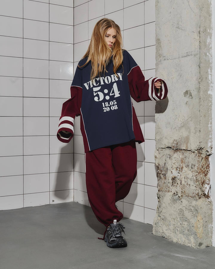 Kvinnors oversized träningsdräkt med grafiskt tryck och vida byxor Mirla-Eva Jonsson