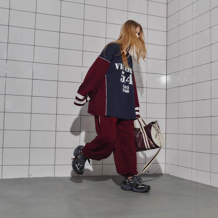 Kvinnors oversized träningsdräkt med grafiskt tryck och vida byxor Mirla-Eva Jonsson