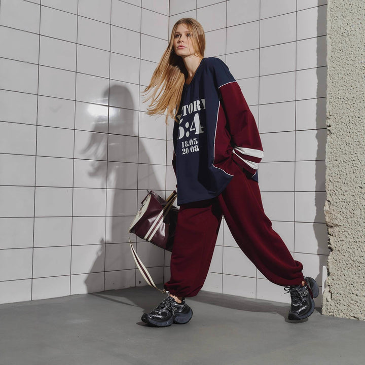 Kvinnors oversized träningsdräkt med grafiskt tryck och vida byxor Mirla-Eva Jonsson