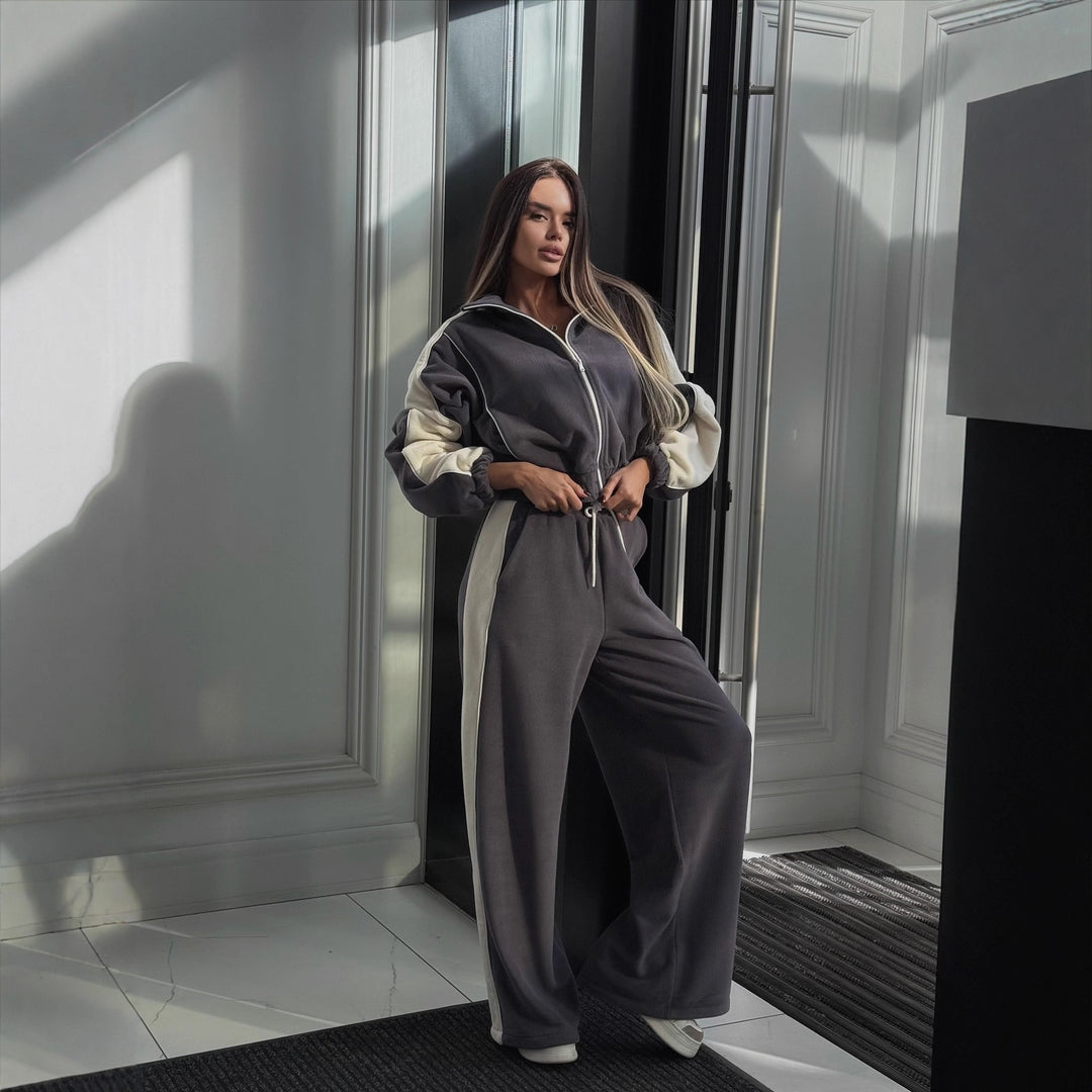 Kvinnors oversized träningsdräkt med grafiskt tryck och vida byxor Mirla-Eva Jonsson
