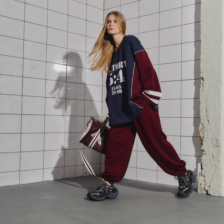 Kvinnors oversized träningsdräkt med grafiskt tryck och vida byxor Mirla-Eva Jonsson
