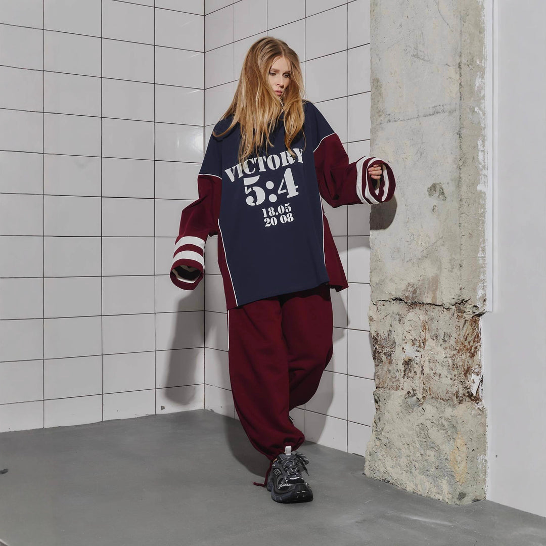 Kvinnors oversized träningsdräkt med grafiskt tryck och vida byxor Mirla-Eva Jonsson
