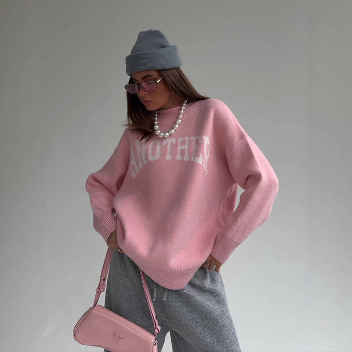Kvinnors oversized tröja med iögonfallande bokstäver och mjukt material Mirla-Eva Jonsson