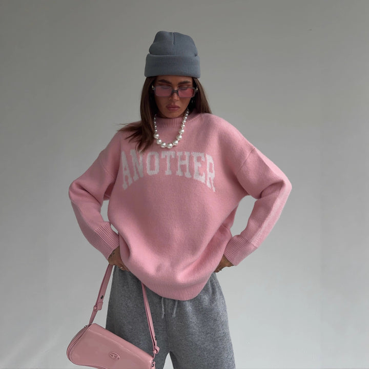 Kvinnors oversized tröja med iögonfallande bokstäver och mjukt material Mirla-Eva Jonsson