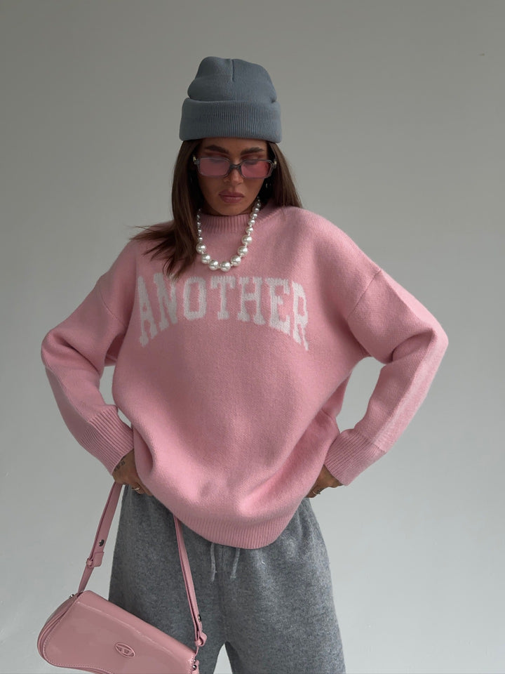 Kvinnors oversized tröja med iögonfallande bokstäver och mjukt material Mirla-Eva Jonsson