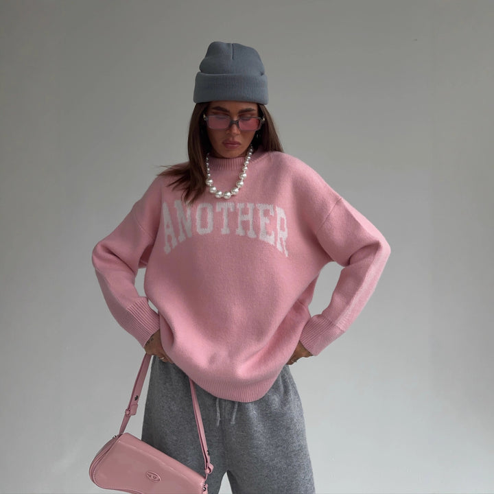 Kvinnors oversized tröja med iögonfallande bokstäver och mjukt material Mirla-Eva Jonsson
