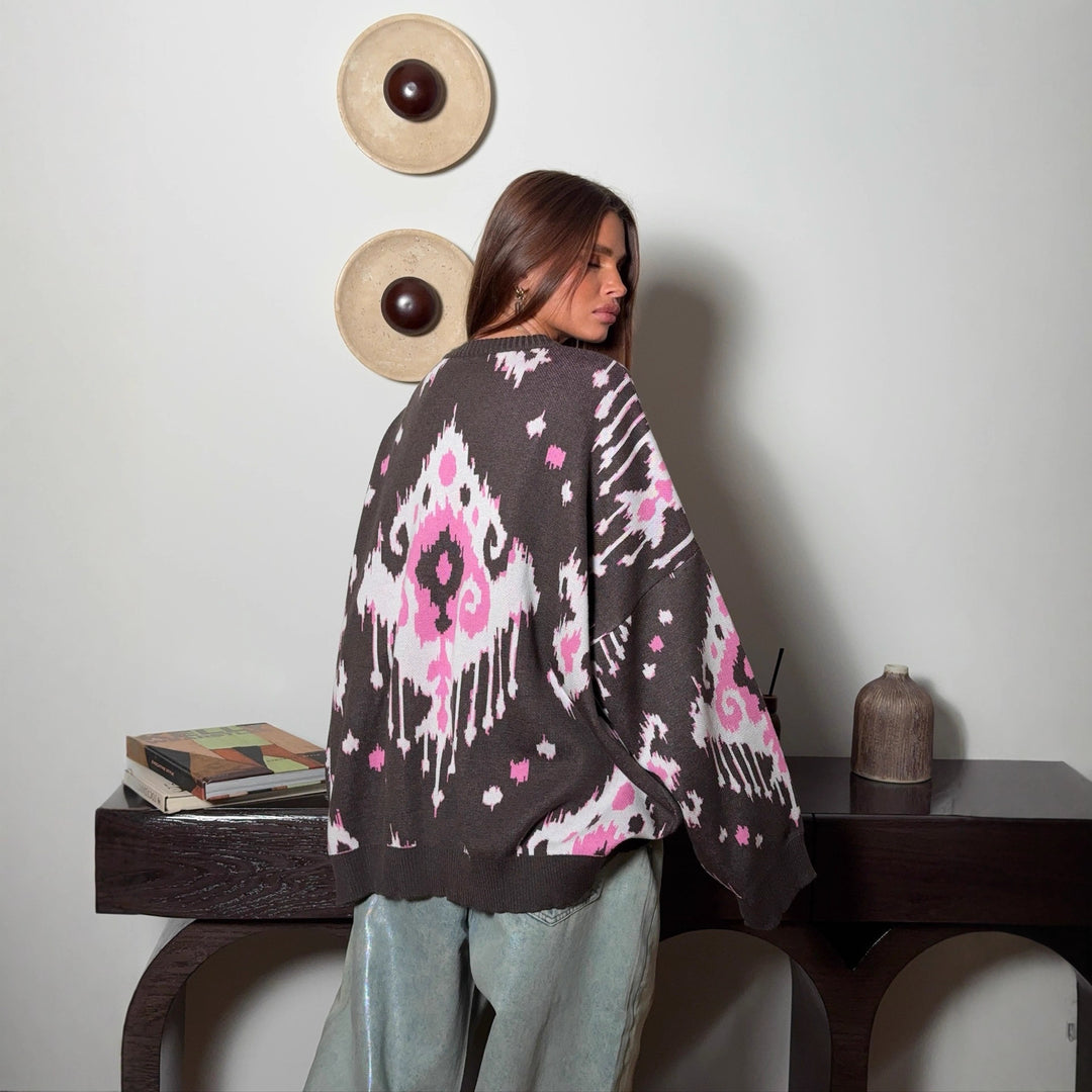Kvinnors oversized tröja med unikt mönster och knapplås Mirla-Eva Jonsson