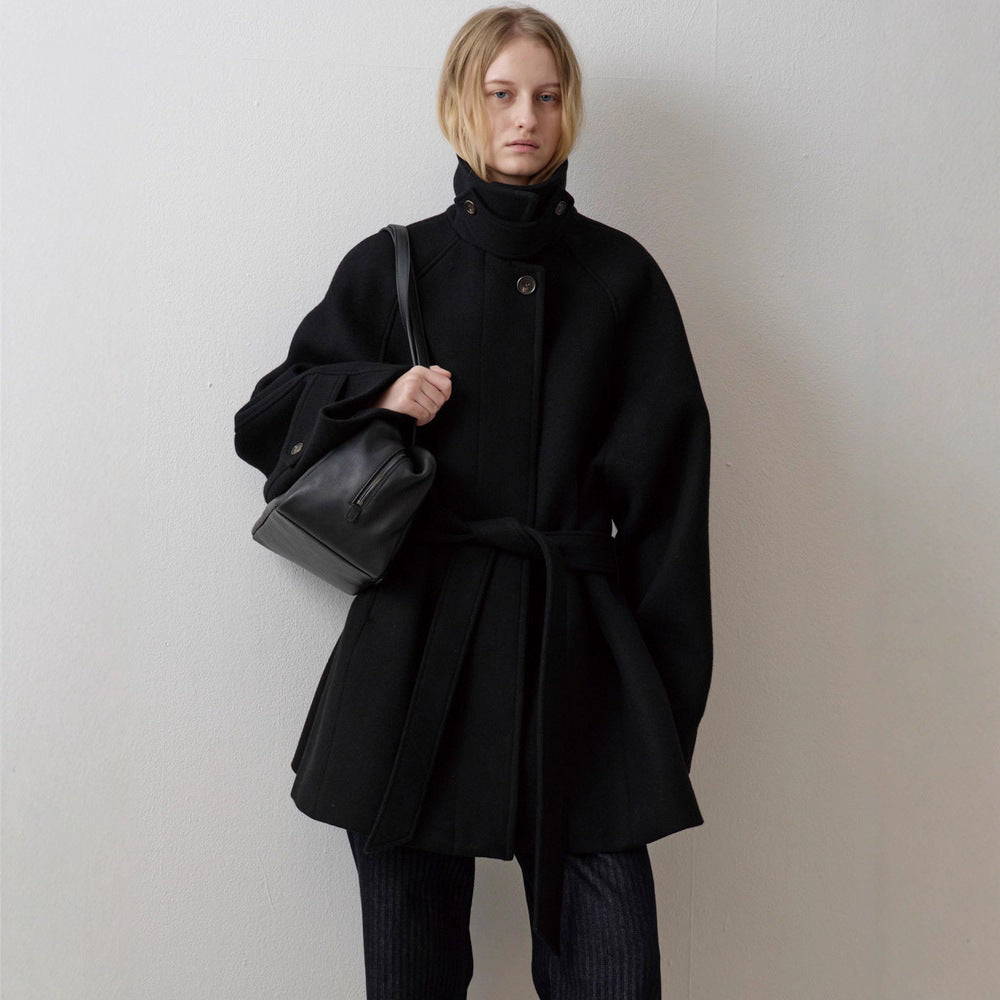 Kvinnors oversized ullkappa med hög krage och bälte Mirla-Eva Jonsson