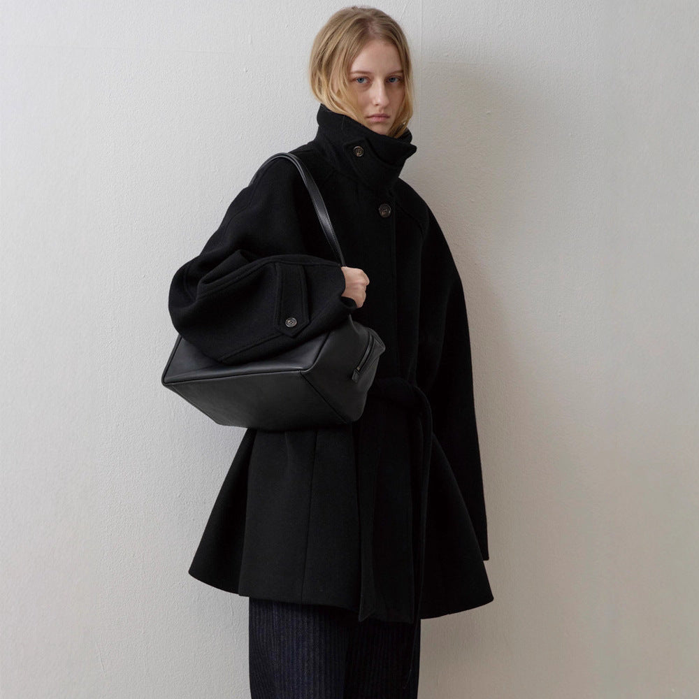 Kvinnors oversized ullkappa med hög krage och bälte Mirla-Eva Jonsson