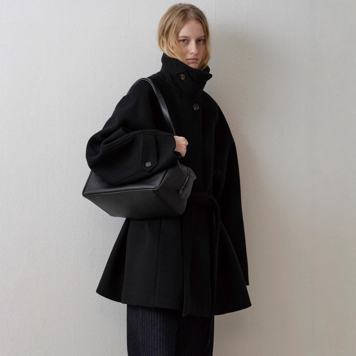 Kvinnors oversized ullkappa med hög krage och bälte Mirla-Eva Jonsson